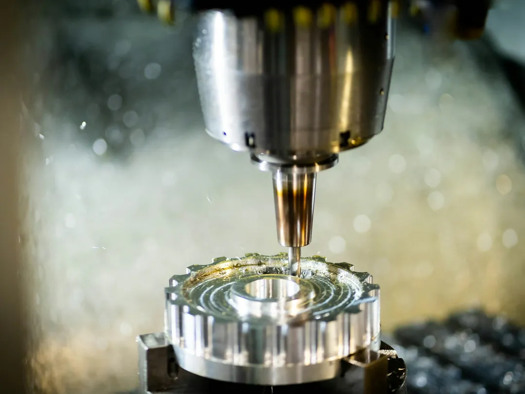 Rezkanje svetlega aluminijastega obdelovanca