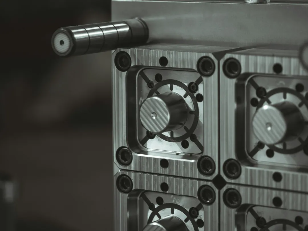 Multi-cavity plate of a plastic injection mould